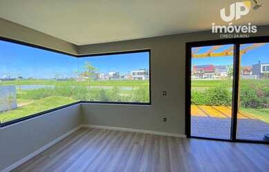 Imagem: A casa em condomínio e possui 3 Dormitórios, Suítes, 4 Banheiros