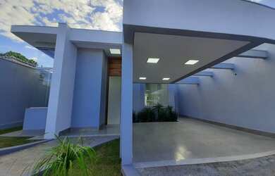 Imagem: A casa possui 3 Dormitórios, 2 Banheiros, 2 Vagas na garagem