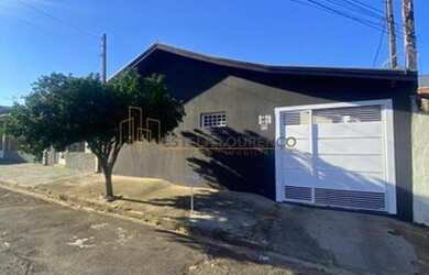 Imagem: A casa possui 3 Dormitórios, 1 Banheiro, 2 Vagas na garagem