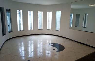 Imagem: A casa possui 4 Dormitórios, 4 Banheiros, 2 Vagas na garagem