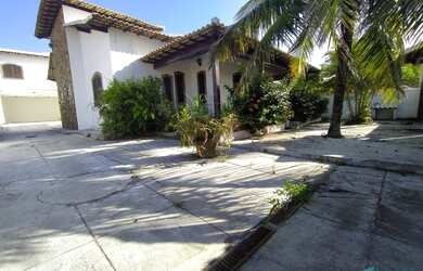 Imagem: A casa possui 4 Dormitórios, 3 Banheiros, 220m² de Área e