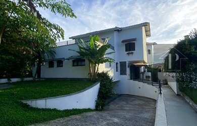 Imagem: A casa possui 4 Dormitórios, 5 Banheiros, 5 Vagas na garagem