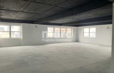 Imagem: O depósito possui 2 Vagas na garagem, 210m² de Área e está