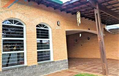 Imagem: A casa possui 4 Dormitórios, 4 Banheiros, 4 Vagas na garagem