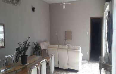 Imagem: A casa possui 4 Dormitórios, 4 Banheiros, 2 Vagas na garagem