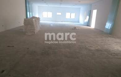 Imagem: O depósito possui 3 Vagas na garagem e 653m² de Área e está