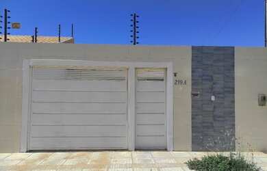 Imagem: A casa possui 3 Dormitórios, 2 Banheiros, 3 Vagas na garagem