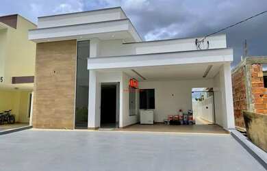 Imagem: A casa em condomínio possui 3 Dormitórios, 1 Banheiro, 4 Vagas