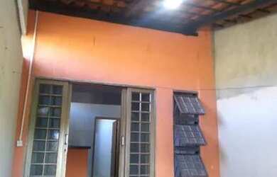 Imagem: A casa possui 1 Dormitório, 1 Banheiro, 1 Vaga na garagem e