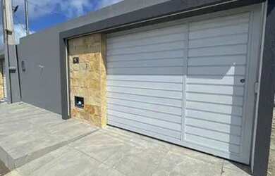 Imagem: A casa possui 3 Dormitórios, 2 Banheiros, 2 Vagas na garagem