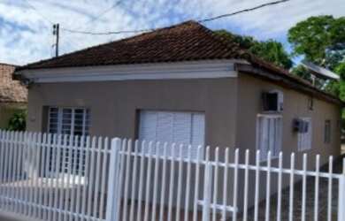 Imagem: A casa possui 3 Dormitórios, 1 Banheiro, 3 Vagas na garagem