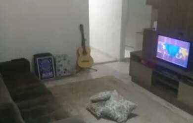 Imagem: A casa possui 2 Dormitórios, 1 Banheiro, 2 Vagas na garagem