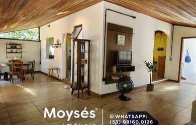 Imagem: A casa e possui 3 Dormitórios, Suítes, 2 Banheiros, 2 Vagas