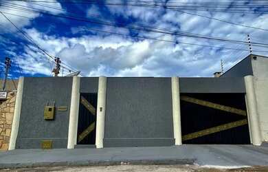 Imagem: A casa possui 3 Dormitórios, 2 Banheiros, 2 Vagas na garagem