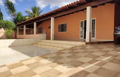 Imagem: A casa em condomínio possui 4 Dormitórios, 1 Banheiro, 5 Vagas