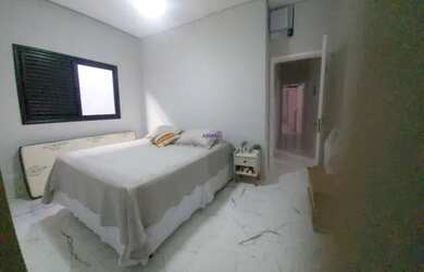 Imagem: A casa possui 3 Dormitórios, 3 Banheiros, 2 Vagas na garagem