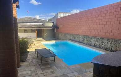 Imagem: A casa possui 3 Dormitórios, 2 Banheiros, 4 Vagas na garagem