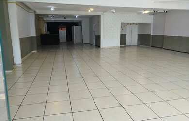 Imagem: O depósito possui 5 Vagas na garagem, 277m² de Área e está