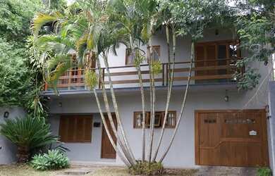 Imagem: A casa possui 4 Dormitórios, 5 Banheiros, 4 Vagas na garagem