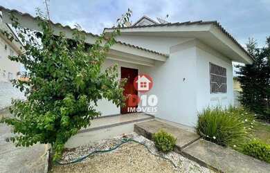 Imagem: A casa possui 3 Dormitórios, 1 Banheiro, 2 Vagas na garagem