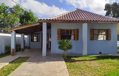 Imagem: A casa possui 3 Dormitórios, 2 Banheiros, 2 Vagas na garagem