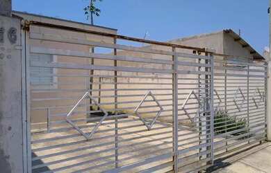 Imagem: A casa possui 1 Dormitório, 1 Banheiro, 1 Vaga na garagem