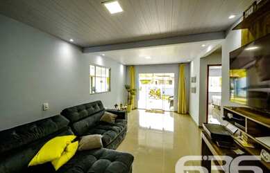 Imagem: A casa possui 4 Dormitórios, 2 Banheiros, 3 Vagas na garagem