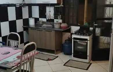 Imagem: A casa possui 3 Dormitórios, 2 Banheiros e 2 Vagas na garagem