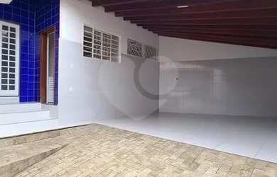 Imagem: A casa possui 4 Dormitórios, 3 Banheiros, 2 Vagas na garagem