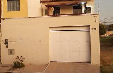 Imagem: A casa possui 3 Dormitórios, 2 Banheiros, 1 Vaga na garagem