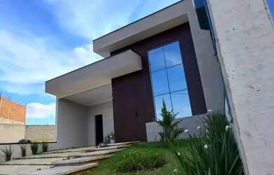 Imagem: A casa possui 3 Dormitórios, 2 Banheiros, 2 Vagas na garagem