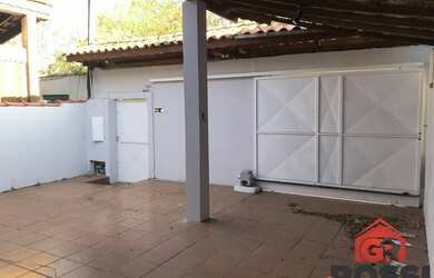 Imagem: A casa possui 2 Dormitórios, 1 Banheiro, 2 Vagas na garagem