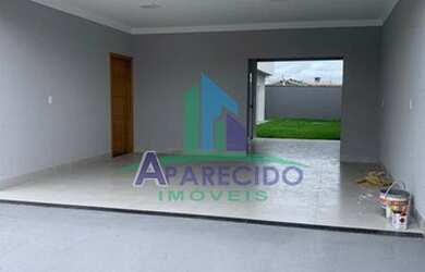 Imagem: A casa possui 3 Dormitórios, 3 Banheiros, 2 Vagas na garagem