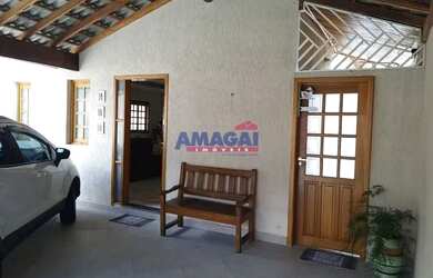 Imagem: A casa possui 3 Dormitórios, 3 Banheiros, 3 Vagas na garagem