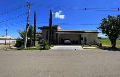 Imagem: A casa em condomínio para alugar possui 3 Dormitórios, 3 Banheiros