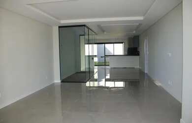 Imagem: A casa possui 4 Dormitórios, 1 Banheiro, 2 Vagas na garagem