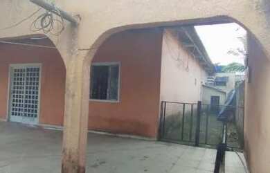 Imagem: A casa possui 3 Dormitórios, 3 Banheiros, 4 Vagas na garagem