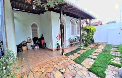 Imagem: A casa possui 3 Dormitórios, 3 Banheiros, 3 Vagas na garagem