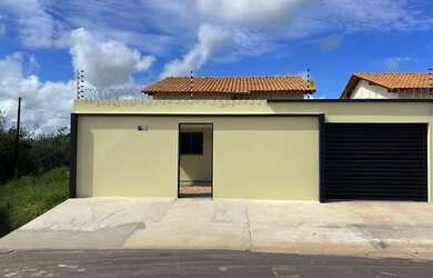 Imagem: A casa possui 2 Dormitórios, 2 Banheiros, 1 Vaga na garagem