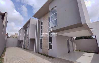 Imagem: A casa possui 3 Dormitórios, 2 Banheiros, 2 Vagas na garagem