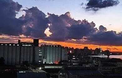 Imagem 1: Vista por do sol Guaiba. Piscina, Churrasqueira, Imóvel mobiliadoeAr-condicionado