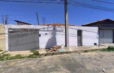 Imagem: A casa possui 5 Dormitórios, 1 Banheiro, 1 Vaga na garagem