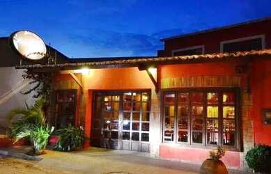 Imagem: A casa possui 4 Dormitórios, 3 Banheiros, 4 Vagas na garagem