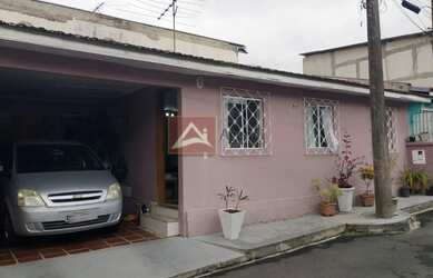 Imagem: A casa possui 3 Dormitórios, 2 Banheiros, 1 Vaga na garagem