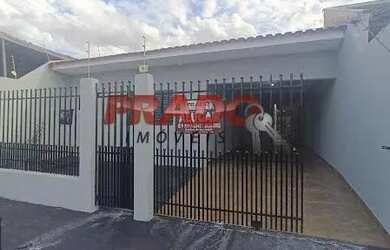 Imagem: A casa possui 3 Dormitórios, 2 Banheiros, 1 Vaga na garagem