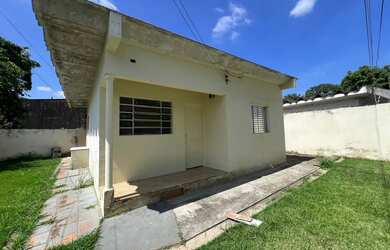 Imagem: A casa possui 2 Dormitórios, 1 Banheiro, 2 Vagas na garagem