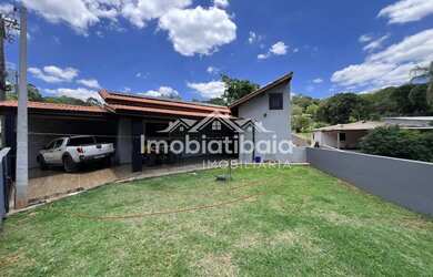 Imagem: A casa possui 2 Dormitórios, 2 Banheiros, 3 Vagas na garagem