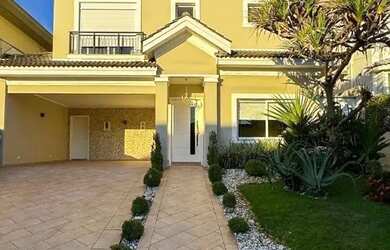 Imagem: A casa em condomínio possui 4 Dormitórios, 4 Banheiros, 4