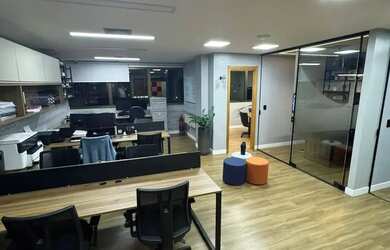 Imagem: O depósito possui 2 Vagas na garagem e 66m² de Área e está