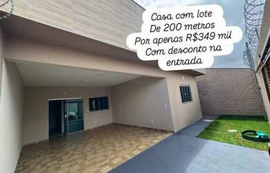 Imagem: A casa possui 3 Dormitórios, 2 Banheiros, 2 Vagas na garagem